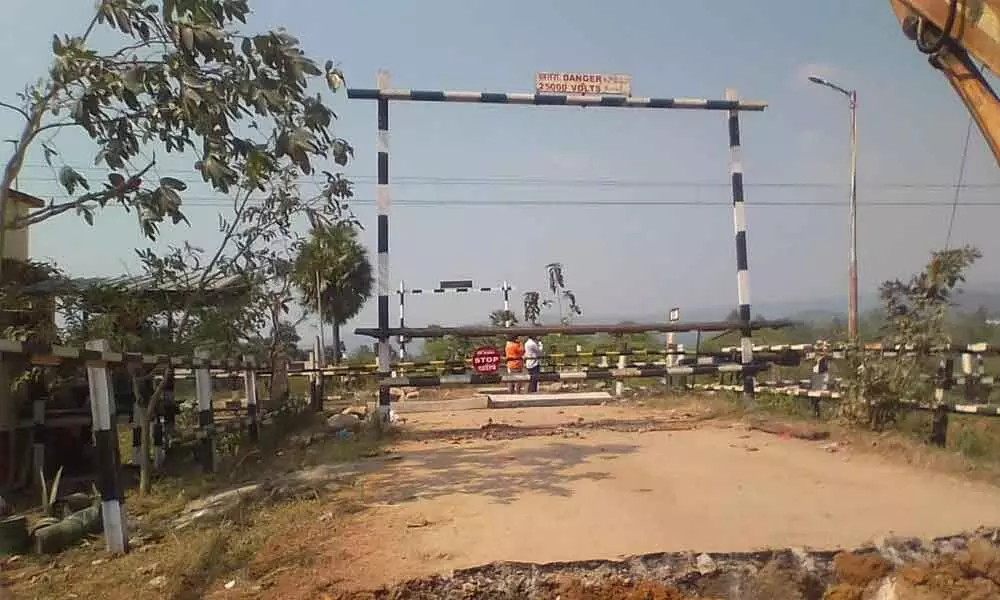 The level crossing between Gullipadu and Narsipatnam stations
