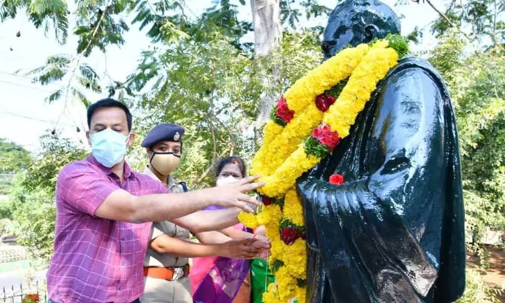 Prakasam District Collector Pravin Kumar and SP Malika Garg garlanding the statue of Prakasam Pantulu on 53rd district formation day in Ongole on Wednesday