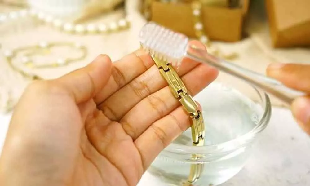 Tips to clean gold jewellery at home