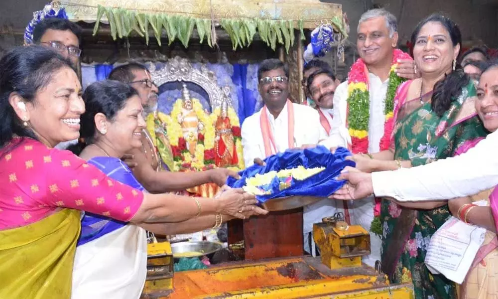 Harish Rao donates 1 kg gold to Vimana Gopuram