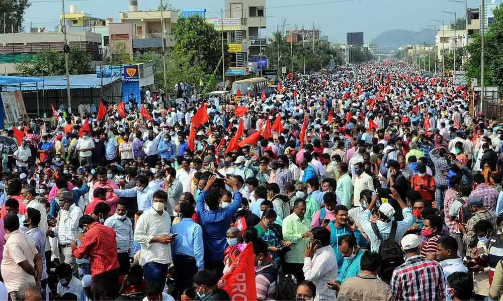 Thousands of employees taking part in ‘Chalo Vijayawada’ protest on Thursday.