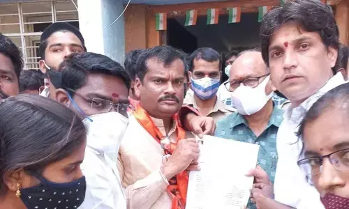 The Street Vendors Association leaders submitting a memorandum to the Municipal Commissioner Seva Islawat in Karimnagar on Thursday