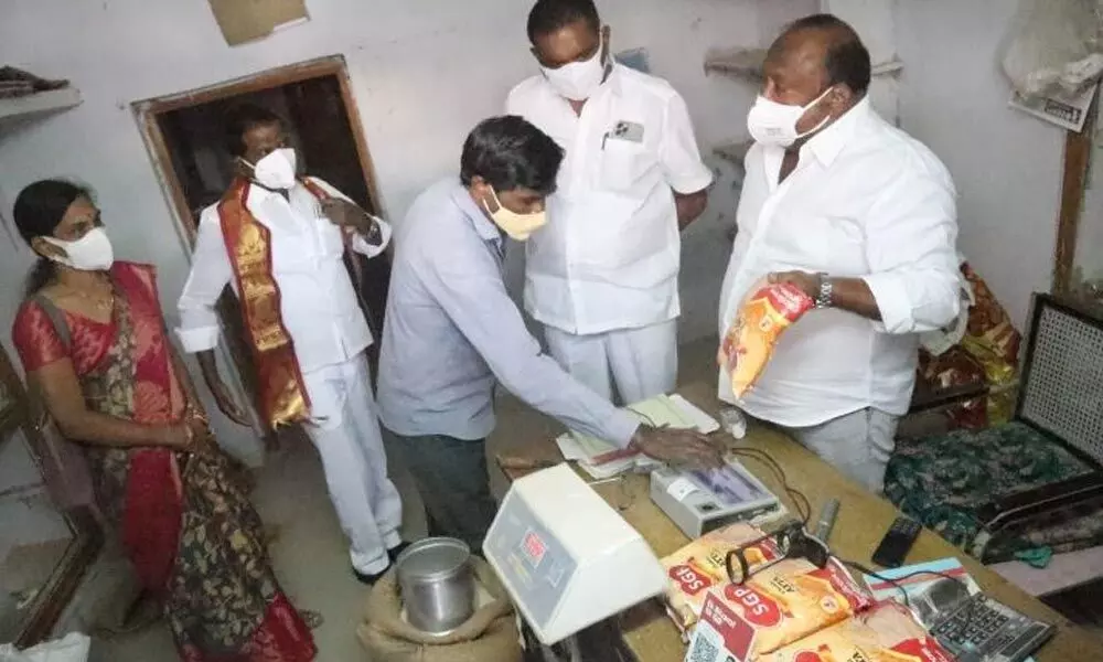 Minister Gangula  Kamalakar made a surprise inspection at a ration shop in Karimnagar on Saturday