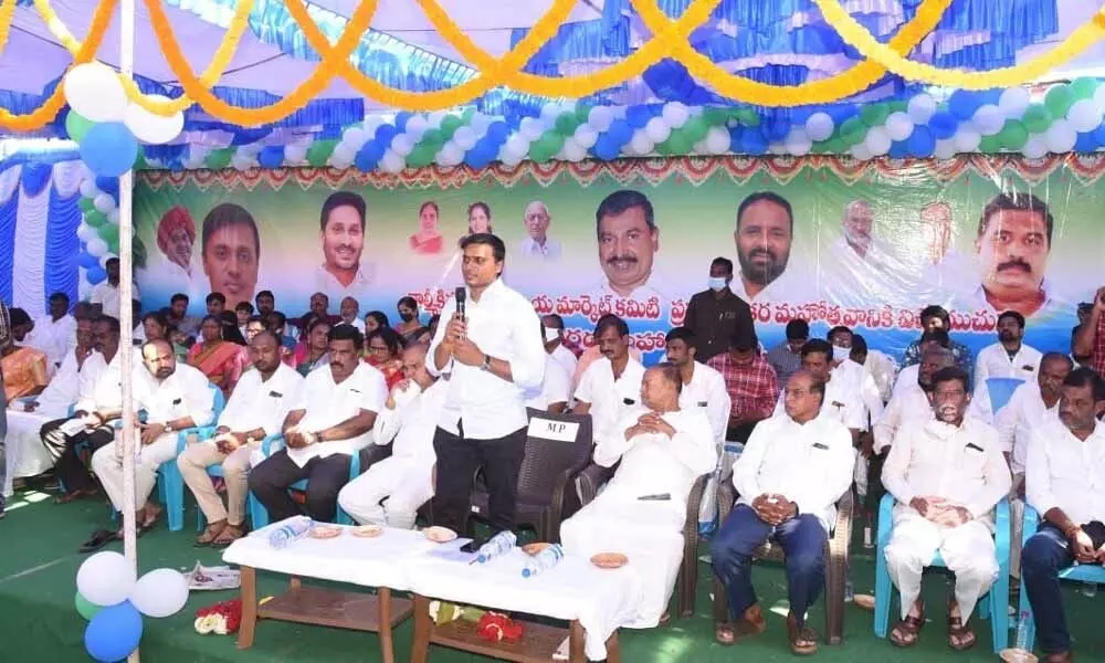 Rajampeta MP Midhun Reddy addressing a public meeting at Valmikipuram in Piler constituency on Saturday