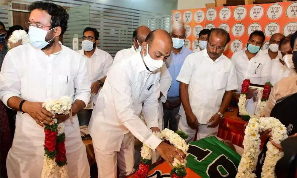 BJP state president Bandi Sanjay Kumar paying homage to late Member of Parliament Chandupatla Jangareddy on Saturday