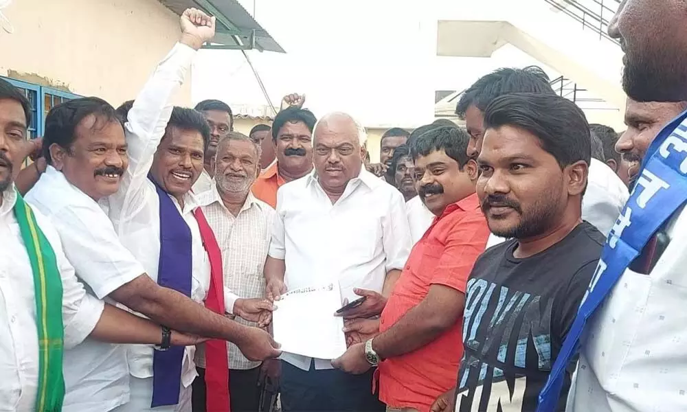 MJSS convenor PTM Siva Prasad and other leaders submitting a representation to the former Speaker of Karnataka assembly  on Saturday