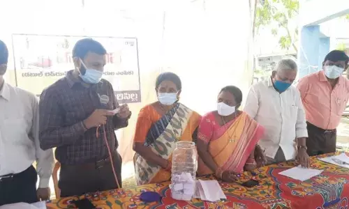 Municipal Chairperson Jindam Kala Chakrapani taking draw of lots in Sircilla on Saturday