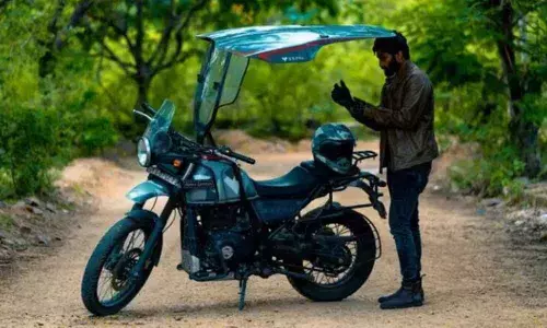 The shield comes in 3 pieces, the 1st piece sits on the fuel tank of the motorcycle.