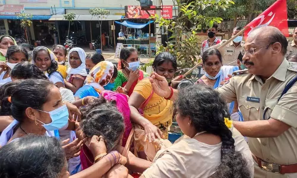 Police trying to stop Asha workers from entering the Collectorate in Kakinada on Monday