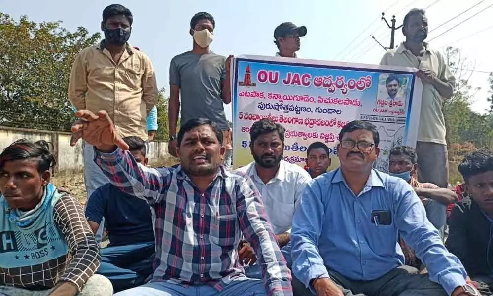 The people in Purushothapatnam protesting on the road demanding to merge their panchyats with Telangana