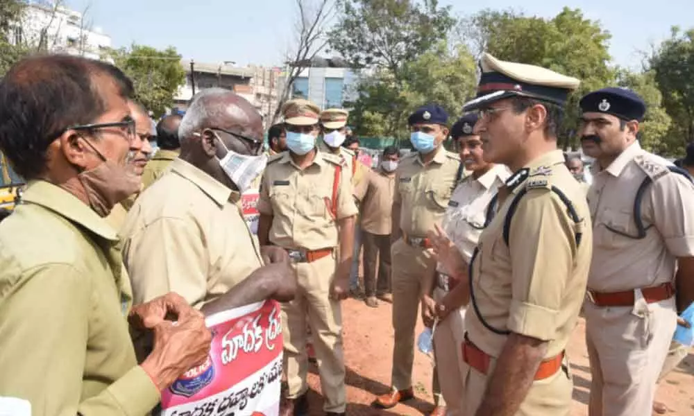 Commissioner of Police Tarun Joshi interacting with auto-rickshaw drivers in Hanumakonda  on Monday