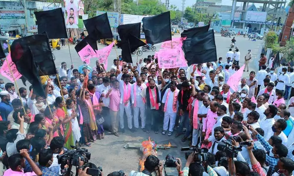 TRS workers burning effigy of PM Modi in Nalgonda on Wednesday