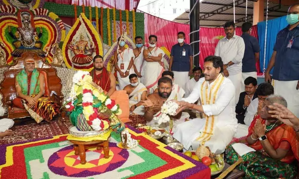 Chief Minister YS Jagan Mohan Reddy offering prayers and performing rituals at Sri Visakha Sarada Peetham, marking its anniversary mahotsavam in Visakhapatnam on Wednesday.