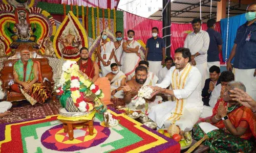 Chief Minister YS Jagan Mohan Reddy offering prayers and performing rituals at Sri Visakha Sarada Peetham, marking its anniversary mahotsavam in Visakhapatnam on Wednesday.