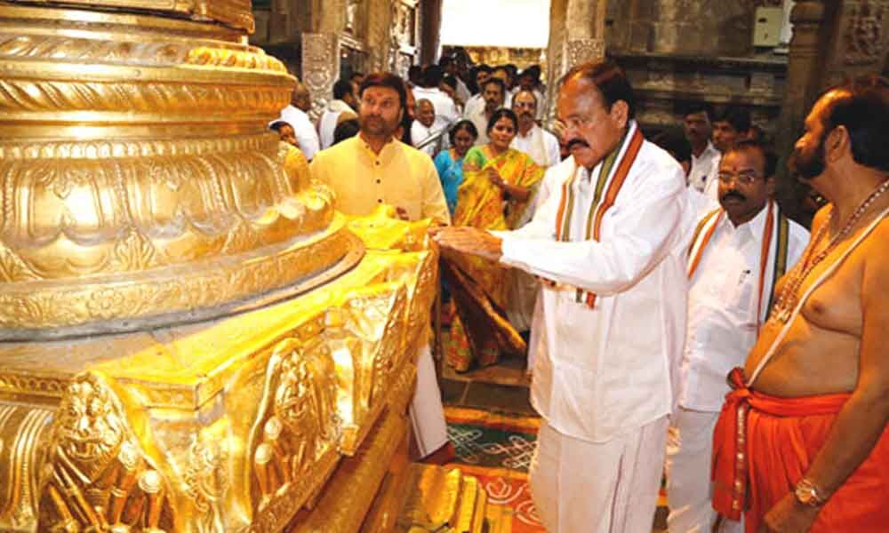 Andhra Pradesh Vice President Venkaiah Naidu Visits Tirumala Offers 