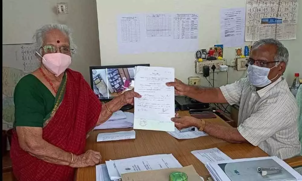 A 94-year-old woman, Kamakshi Subramaniyan