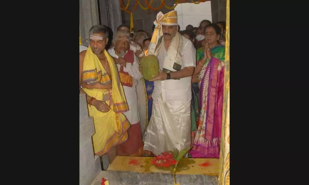 Minister Balineni Srinivasa Reddy and his wife Sachidevi participating in the installation of Dwarabandham at Pasupatiswara Swamy temple in Ongole on Thursday