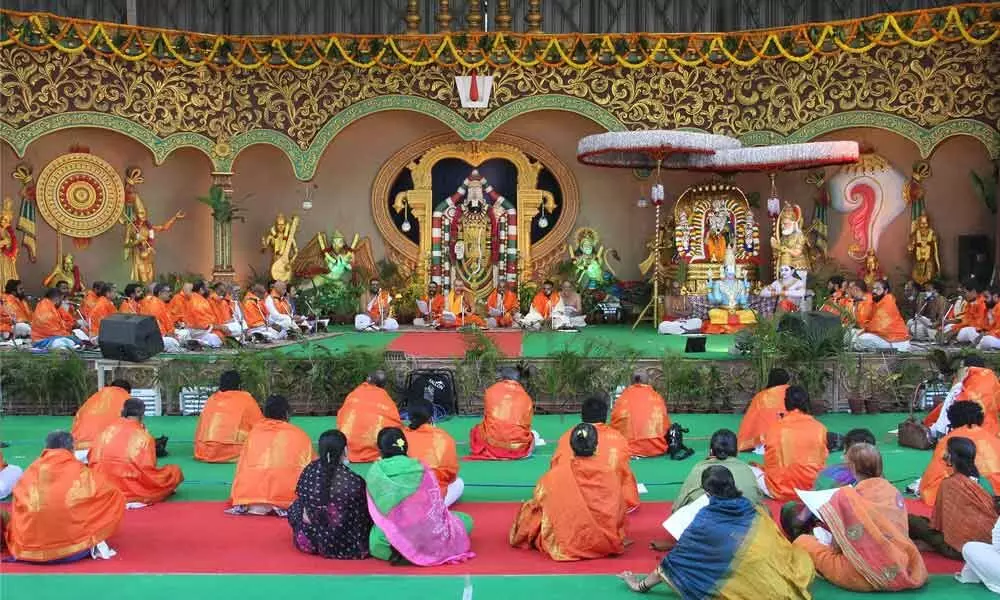 Kanchi pontiff Sri Vijayendra Saraswathi Swamiji conducting Sri Vishnu Sahasra Nama Parayanam at Nada Neerajana Mandapam at Tirumala on Saturday