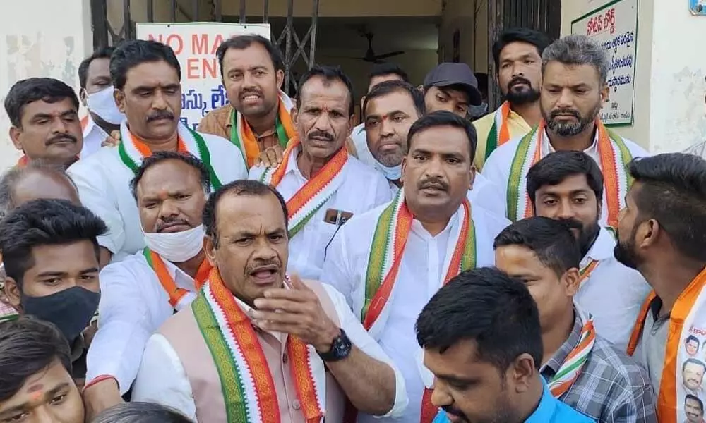MP Komatireddy Venkat Reddy with Congress leaders and workers at Rajapet  police station