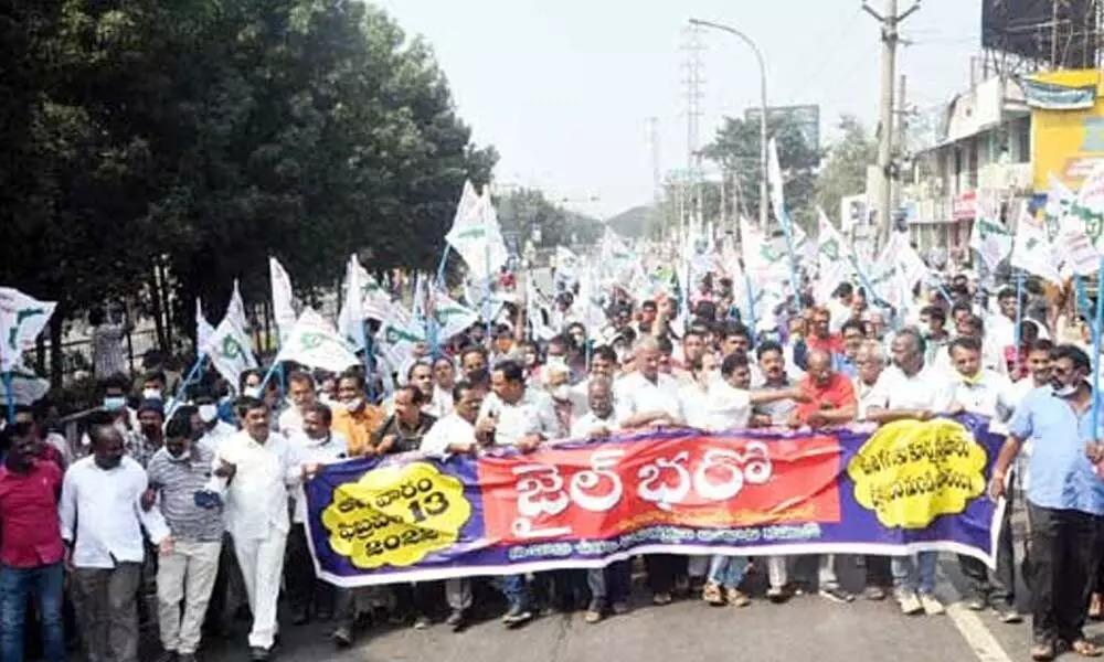 Visakhapatnam steel plant workers hold Jail Bharo program, demands centre to revoke the decision of privatisation