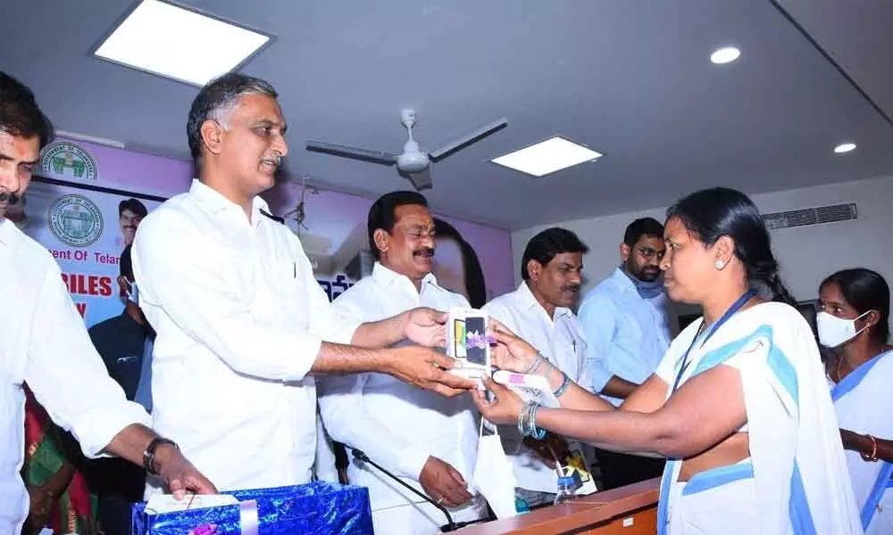 Kamareddy: Harish Rao distributes smart phones to Asha workers
