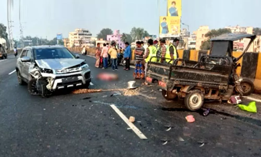 1 killed, 4 injured as car creates flutter on Benz circle flyover in Vijayawada