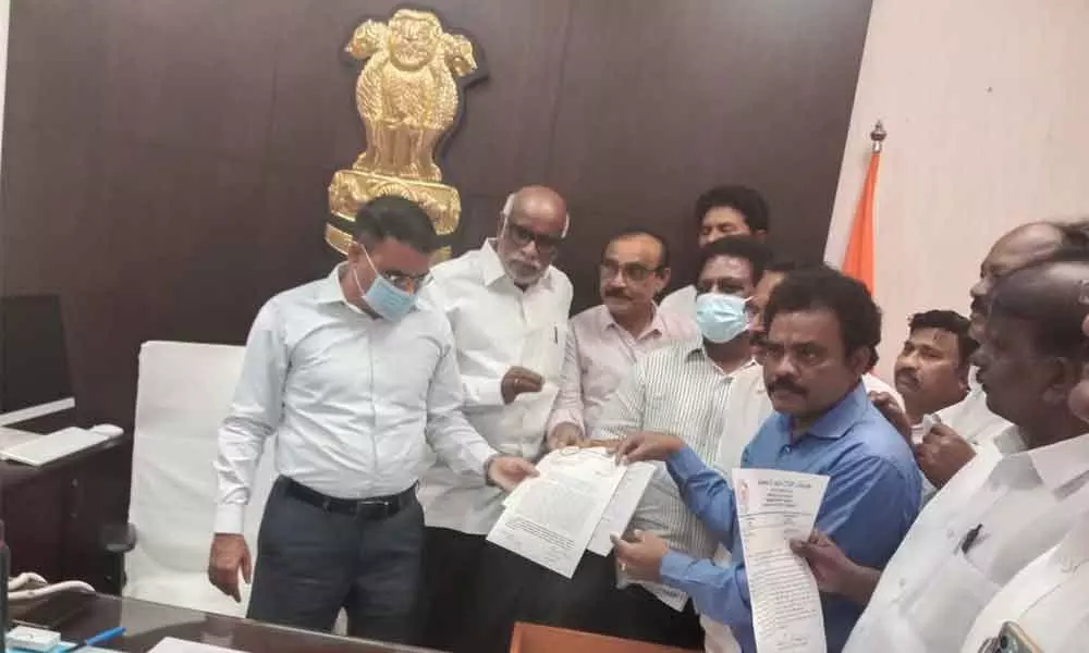MLCs Dokka Manikya Vara Prasad and KS Lakshmana Rao submitting a memorandum to District Collector Vivek Yadav at the Collectorate in Guntur on Monday