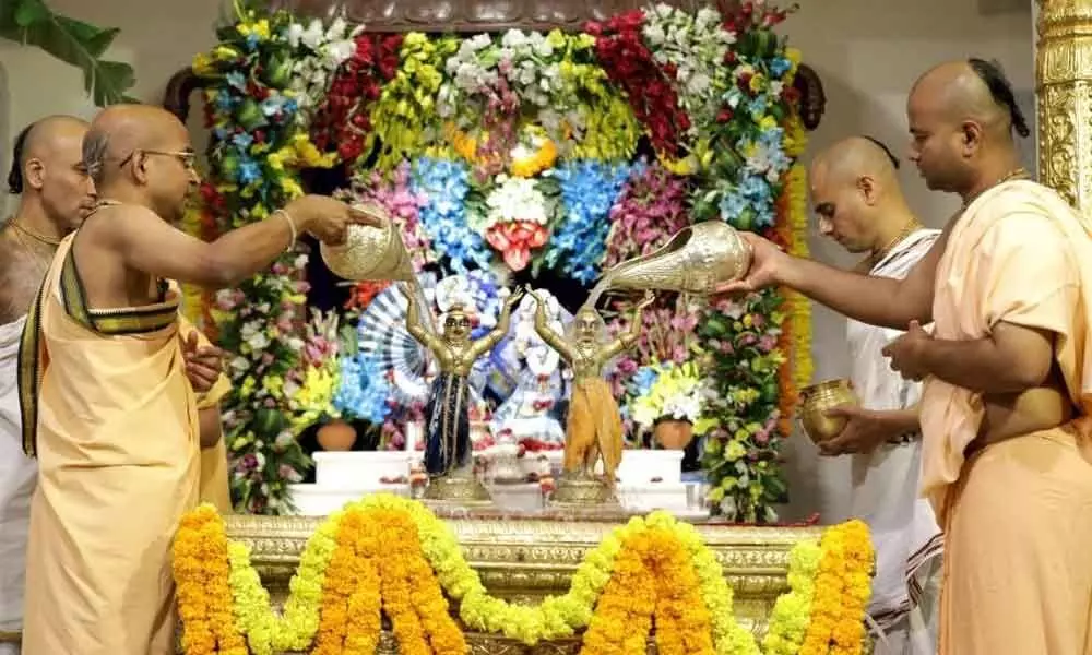 Hyderabad: Maha Arathi with 108 Kalashas performed to mark Trayodashi festival