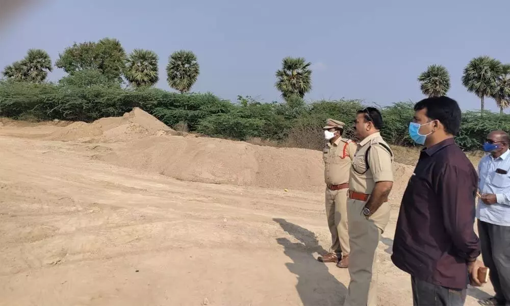 Narayanpet SP N Venkateshwarlu conducts surprise visits to sand reaches in Rakonda and Pusalapada villages in Makthal mandal on Tuesday