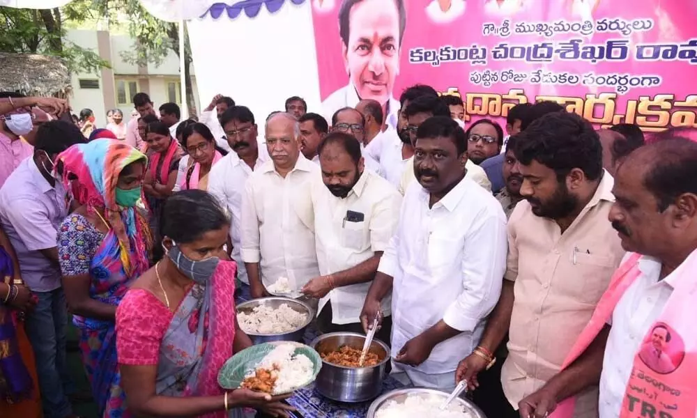 MLA Kancharla Bhupal Reddy along with ZP chairman Banda Narender Reddy  and Chakilam Anil serving food to the attendants at  the district Government Hospital in Nalgonda on Tuesday