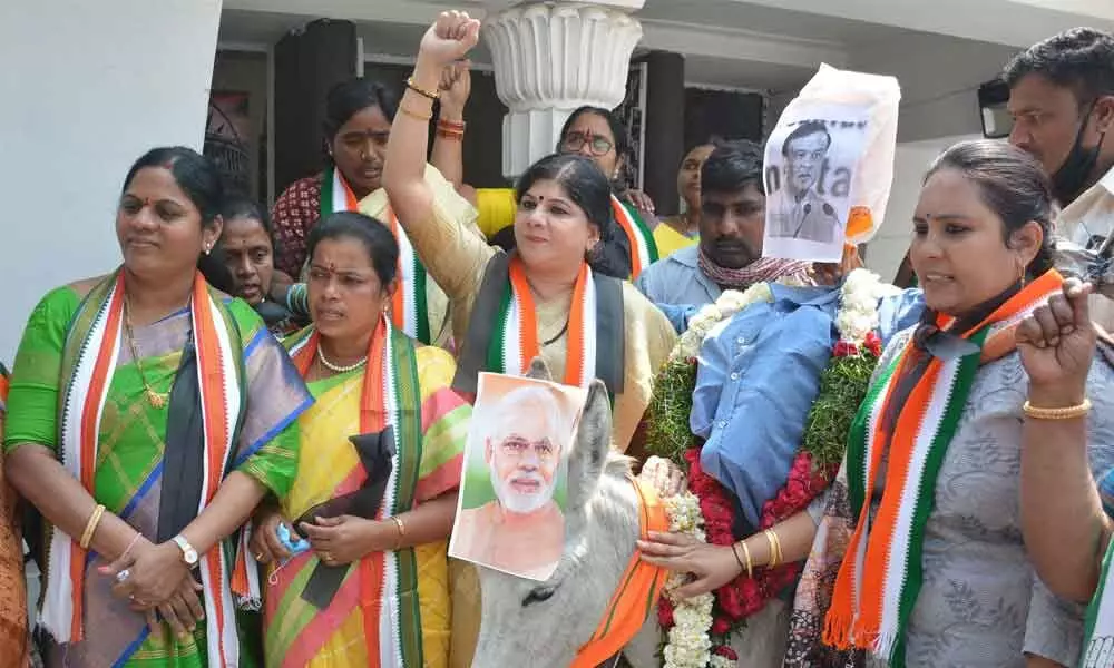 Congress Mahila activists take out protest rally in city
