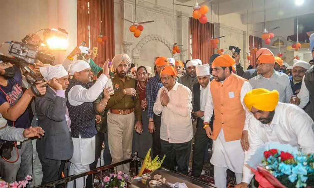 Delhi CM and AAP convener Arvind Kejriwal with Bhagwant Mann offers prayers, on the occasion of Ravidas Jayanti, at Satguru Ravidass Dham, in Jalandhar on Wednesday