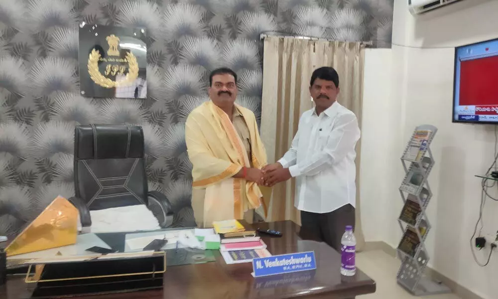 Social activist Diddi Praveen Kumar felicitating SP N Venkateshwarlu in Narayanpet  on Wednesday