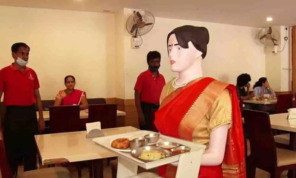 Saree-clad ‘Robo Sundari’ has customers eating out of her hand at Mysuru hotel