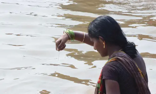 Mega tribal fest begins as lakhs descend on Medaram