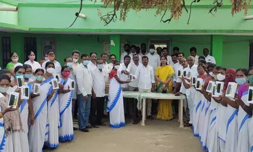 Smartphones distributed to Asha workers