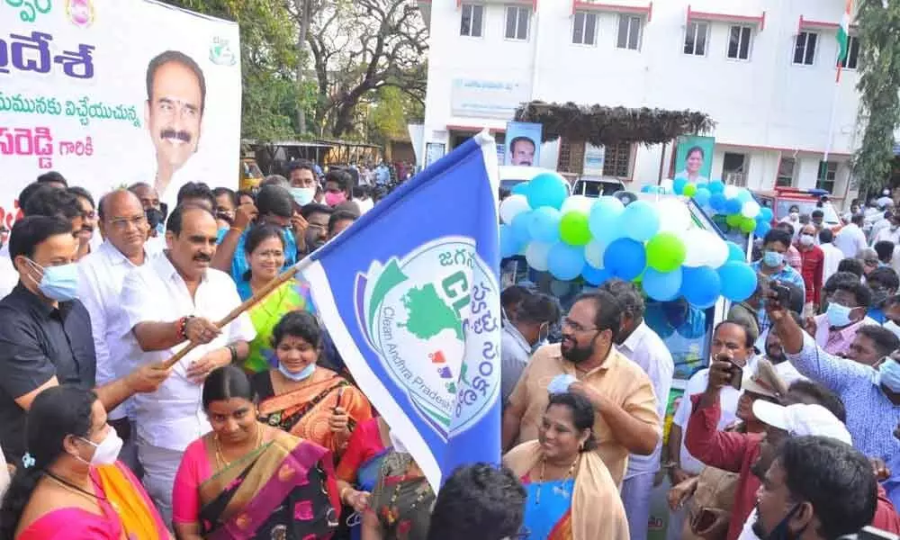 Environment and Forests Minister Balineni Srinivasa Reddy and District Collector Pravin Kumar flagging off garbage collecting vehicles at Ongole Municipal Corporation on Thursday