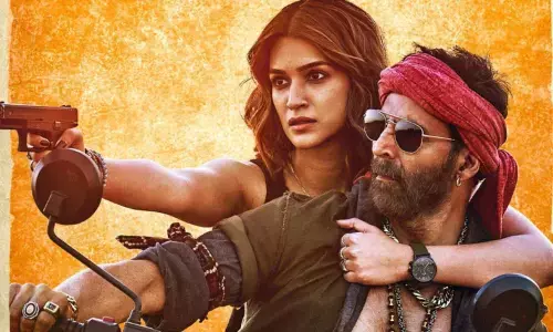 Akshay Kumar and Kriti Sanon drop a new poster of Bachchan Pandey movie!