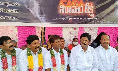 Venkatagiri legislator Anam Ramanarayana Reddy extending solidarity to the party leaders who are staging a protest against the district reorganisation in Nellore on Thursday