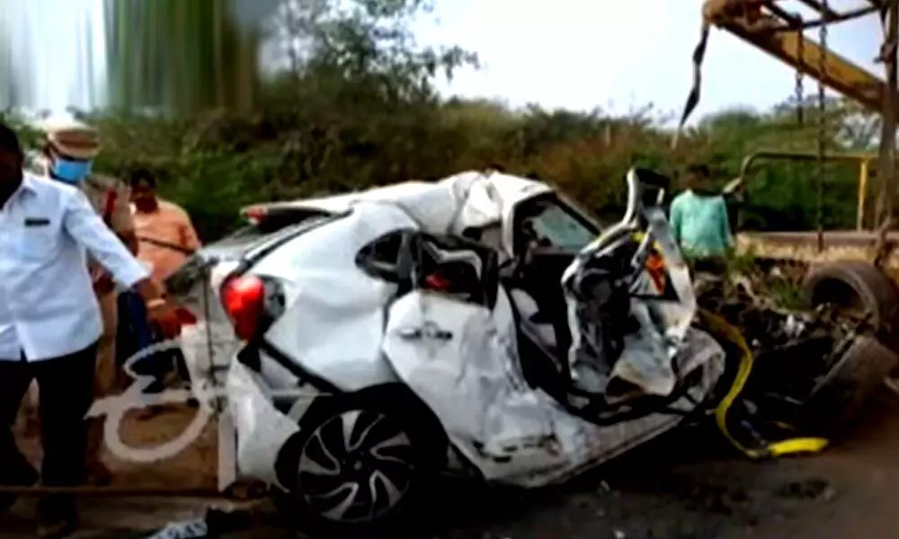 Telangana: 5 die in TSRTC bus-car collision in Mulugu