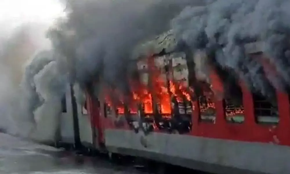 Three coaches of Swatantrata Senani Express catches fire at Madhubani junction in Bihar
