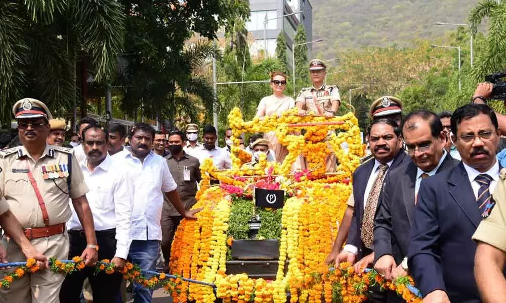Police personnel and officials pull the vehicle as a gesture of respect during farewell ceremony for outgoing DGP Goutam Sawang at state police office in Mangalagiri on Saturday  	Photo: Ch Venkata Mastan