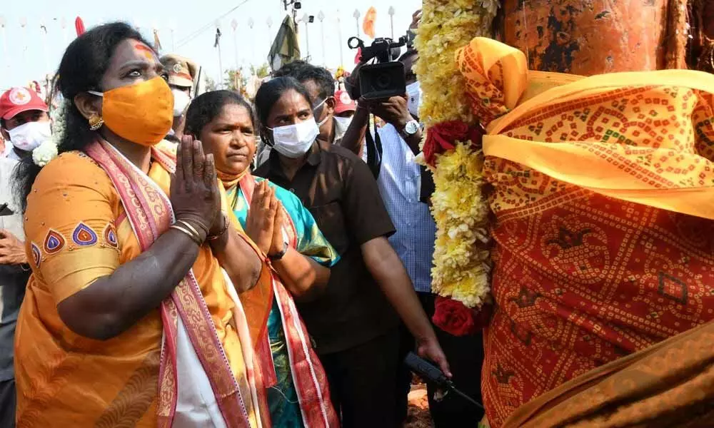 Governor Dr Tamilisai Soundararajan offering prayers to deities at Medaram on Saturday.