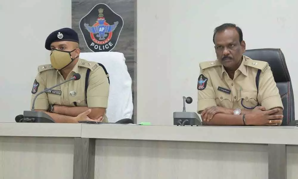 Guntur Urban SP K Arif Hafeez addressing lodge owners at a meeting in Guntur on Monday. Guntur Urban Additional SP D Gangadharam is also seen