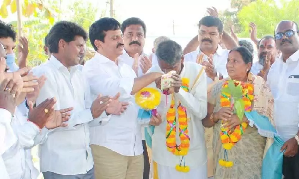 Former MP Ponguleti Srinivas Reddy felicitating tribal folk singer Padma Shri Ramchandraiah at Manuguru mandal in Kothagudem district on Monday