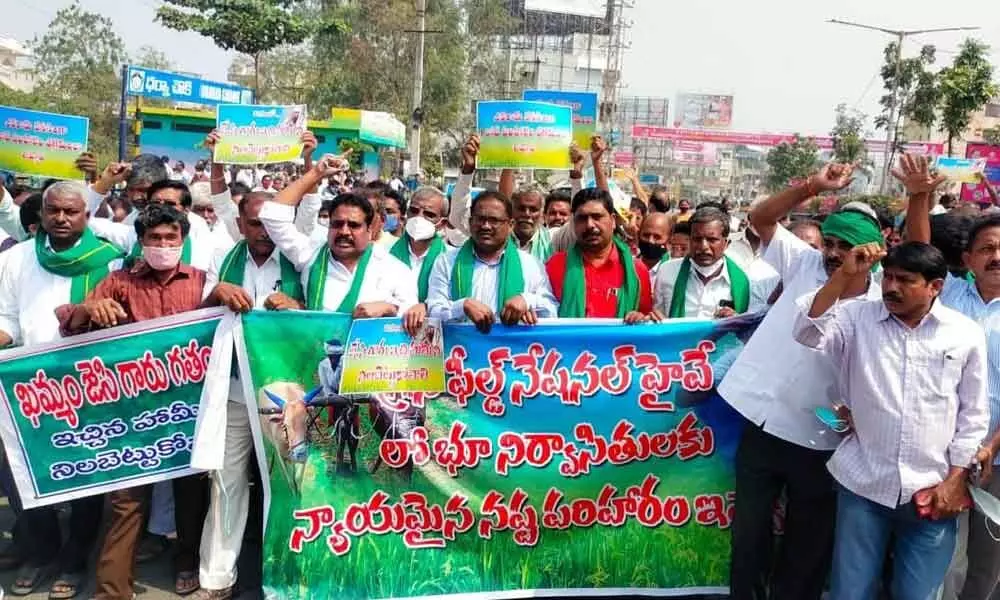 CPI leaders and farmers staging a protest at the Collectorate in Khammam on Monday