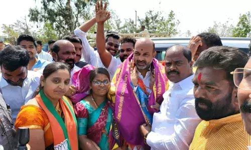 State BJP president Bandi Sanjay being received by State executive committee member Andela Sriramulu Yadav and others at Turkayamjal Chowrasta on Monday