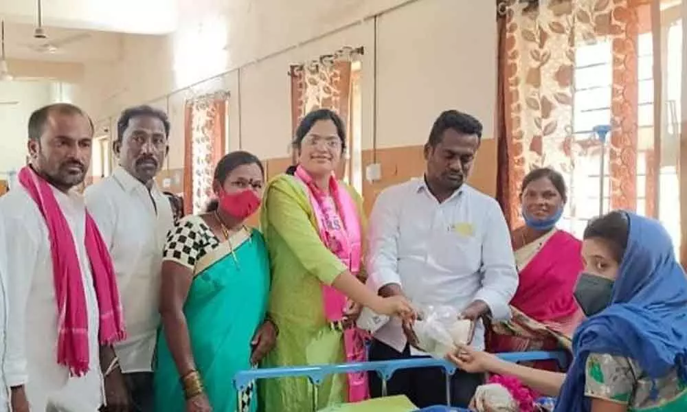 Peddapalli: Fruits distributed to patients at district hospital
