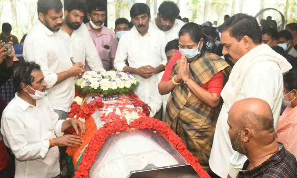 Home Minister Mekathoti Sucharitha paying tributes to Mekapati Goutham Reddy in Nellore on Tuesday