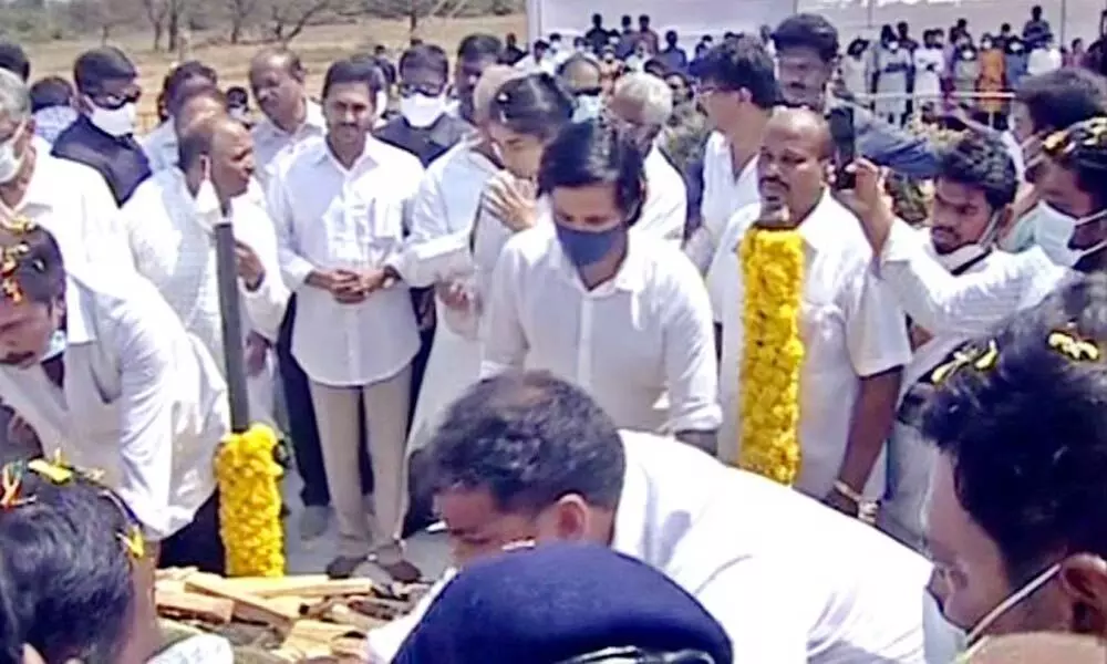 Mekapati Goutham Reddys funeral conducted with state honours, YS Jagan attended